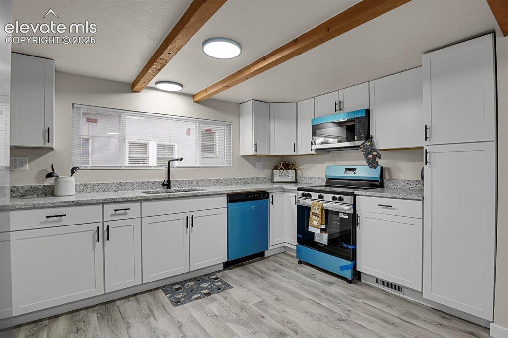 Image 20 of 41: Kitchen