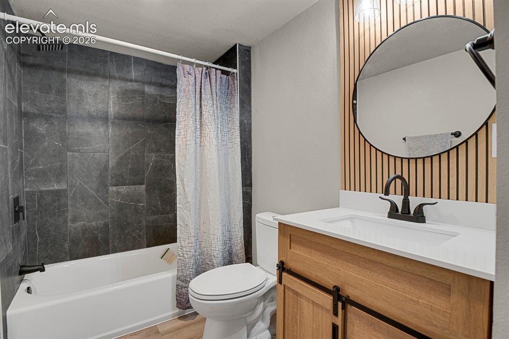 Image 36 of 41: Bathroom