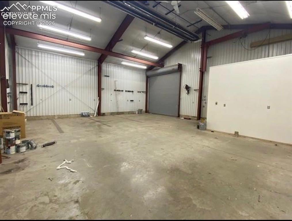 Image 4 of 41: Garage