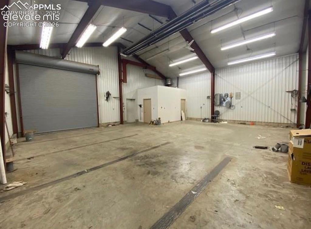 Image 6 of 41: Garage