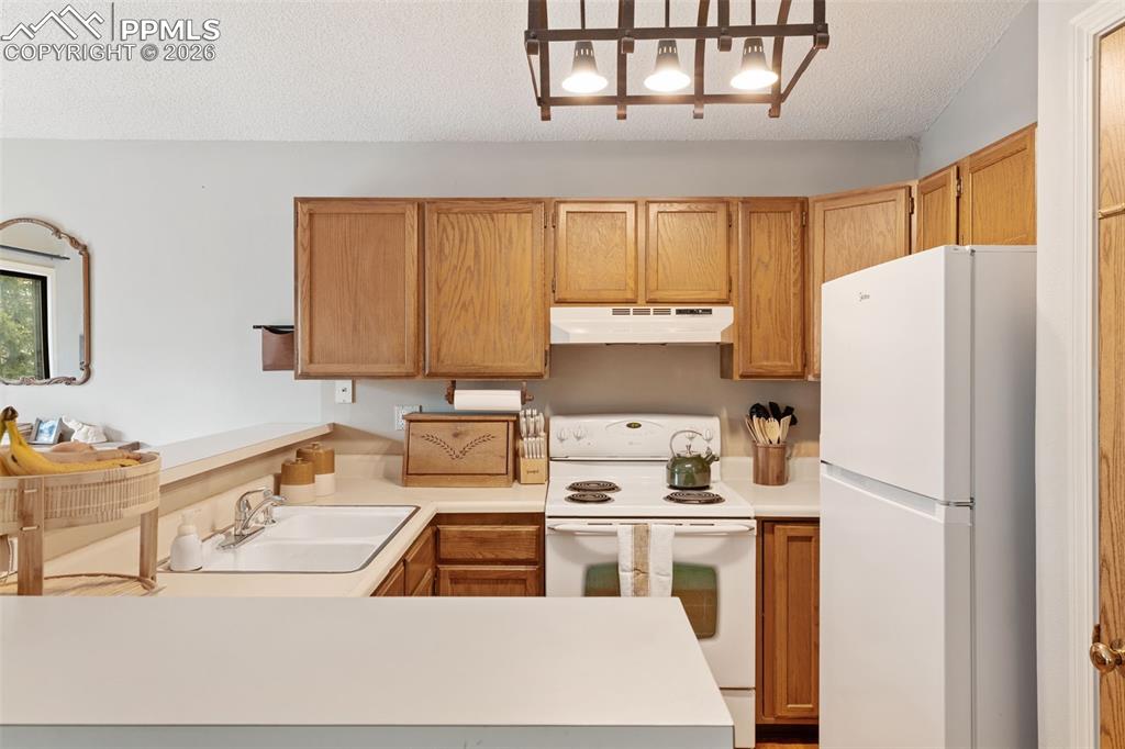 Image 12 of 34: Kitchen