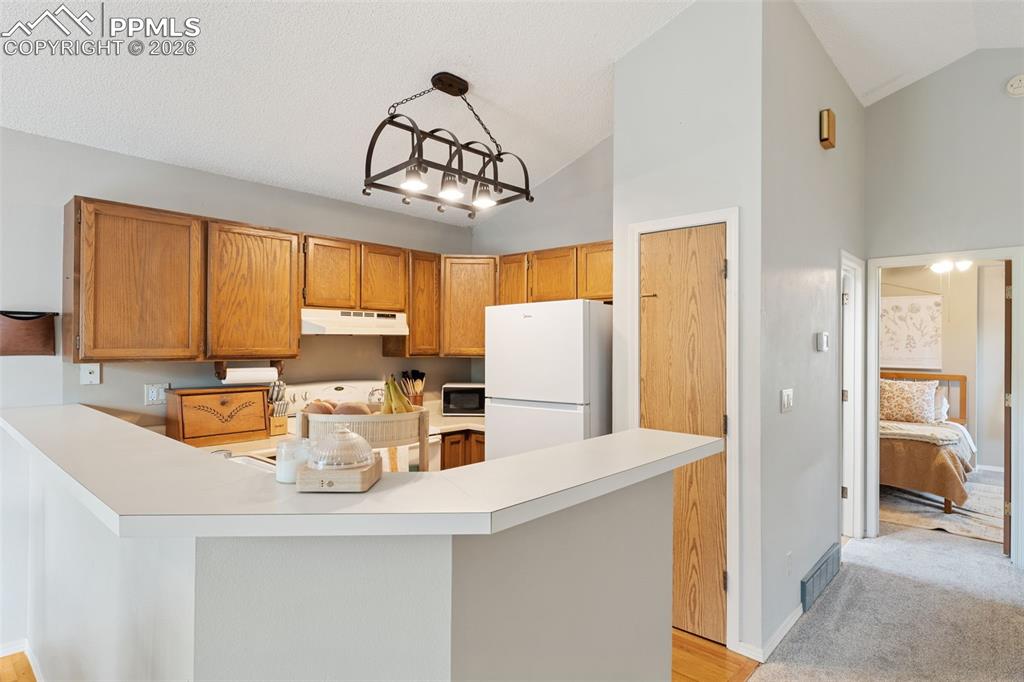 Image 14 of 34: Kitchen