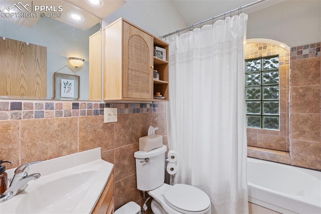 Image 19 of 34: Bathroom