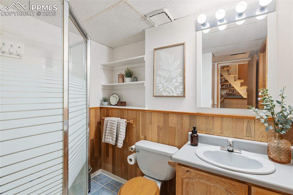 Image 26 of 34: Bathroom