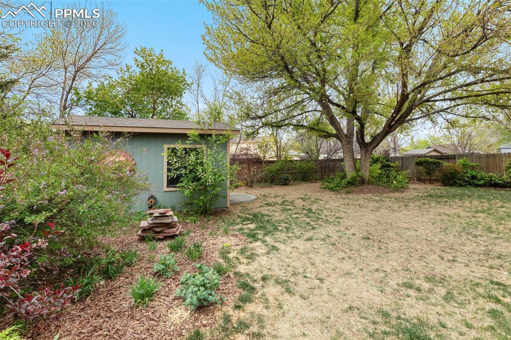 Image 30 of 34: Yard