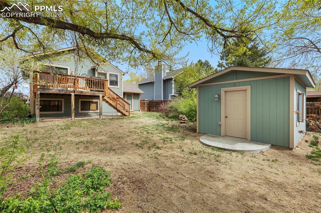 Image 32 of 34: Yard