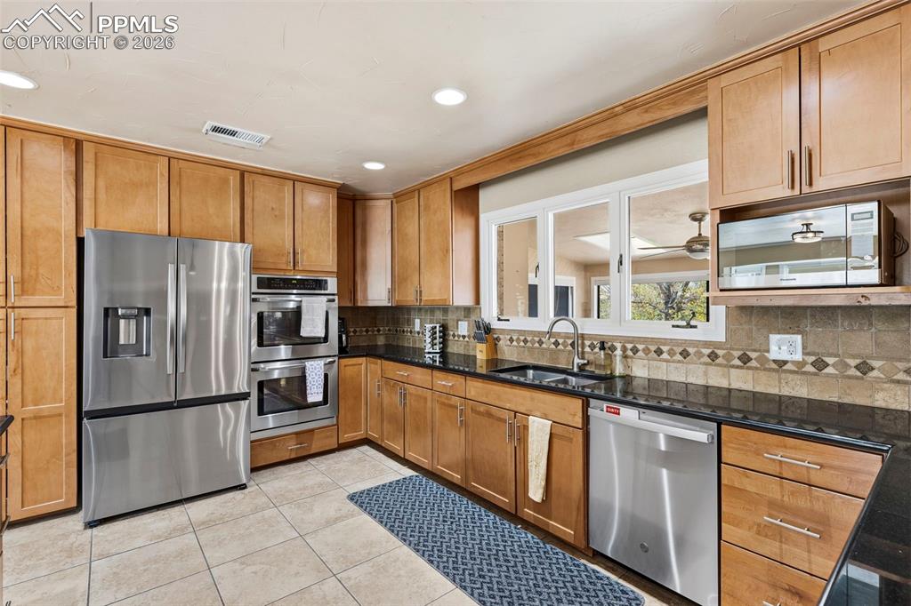 Image 10 of 47: Kitchen