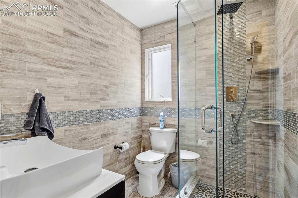 Image 19 of 47: Bathroom