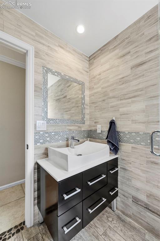 Image 20 of 47: Bathroom