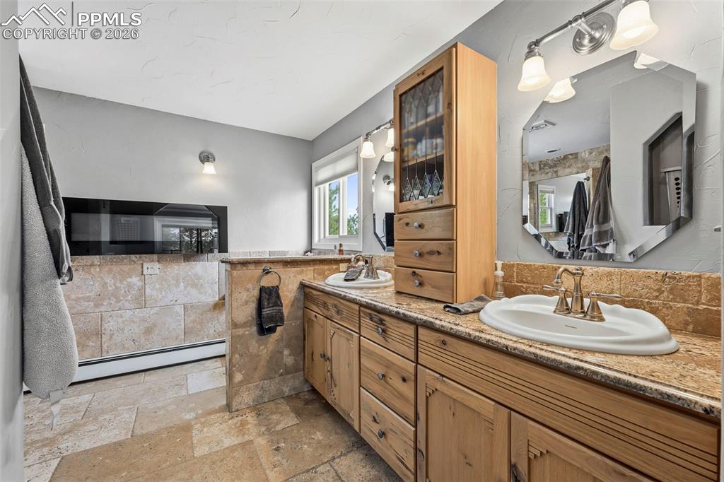 Image 22 of 47: Bathroom