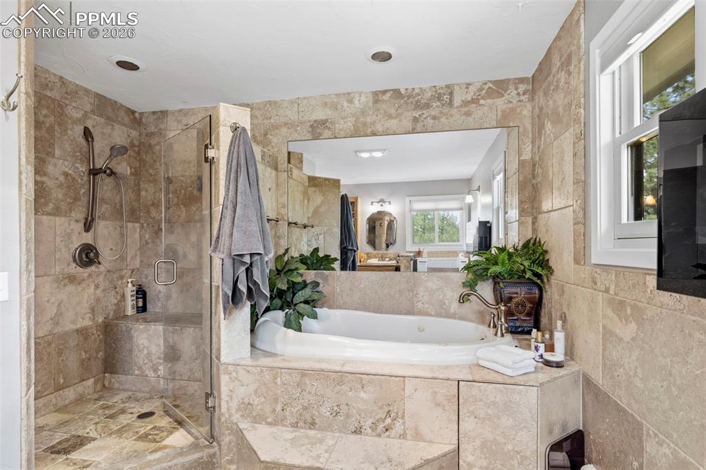 Image 23 of 47: Bathroom