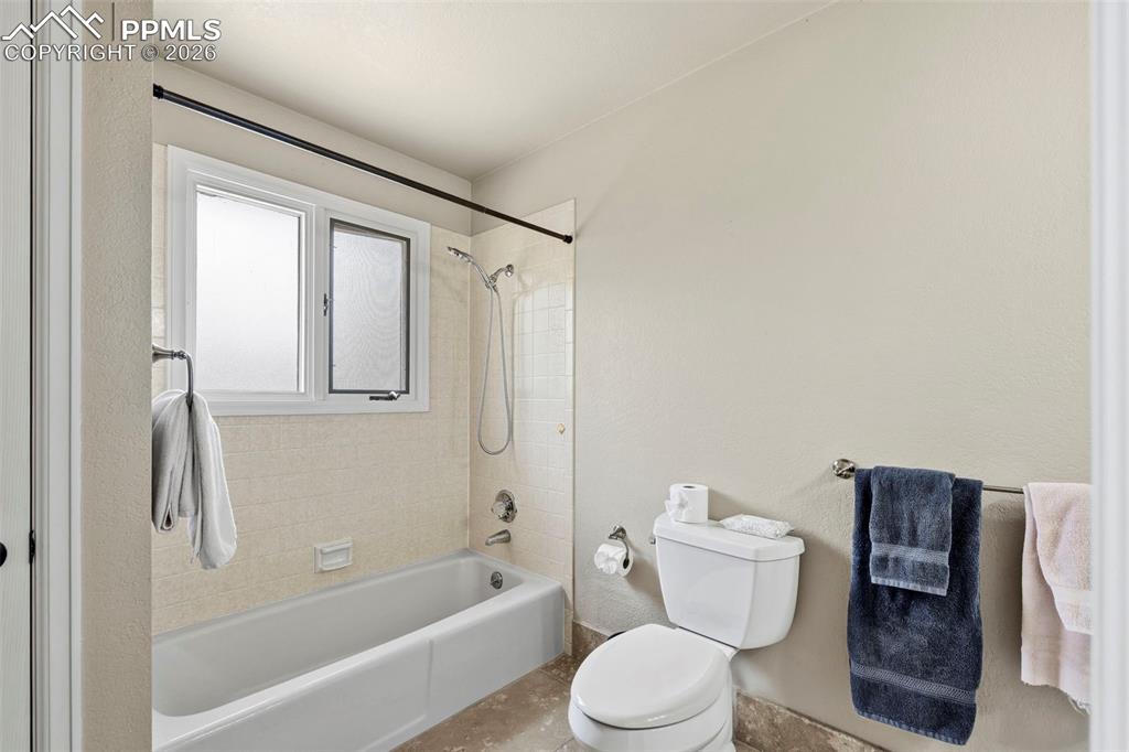 Image 25 of 47: Bathroom