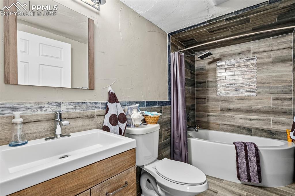 Image 29 of 47: Bathroom