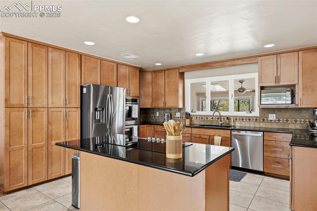 Image 9 of 47: Kitchen