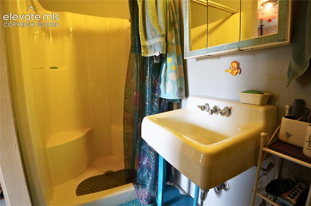 Image 15 of 48: Bathroom