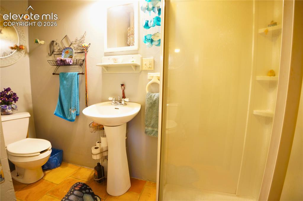 Image 18 of 48: Bathroom