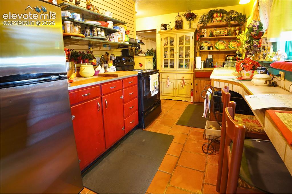 Image 19 of 48: Kitchen