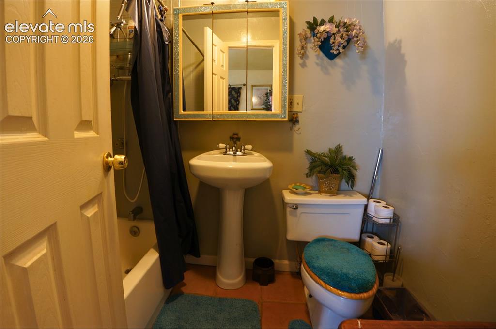 Image 25 of 48: Bathroom
