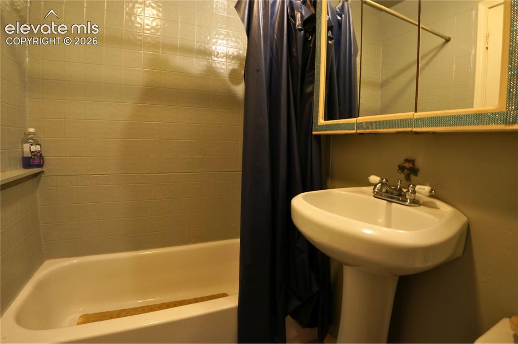 Image 26 of 48: Bathroom