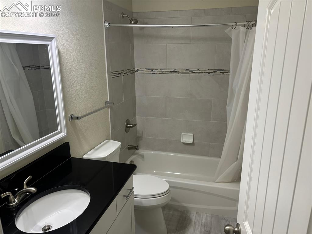 Image 18 of 25: Bathroom