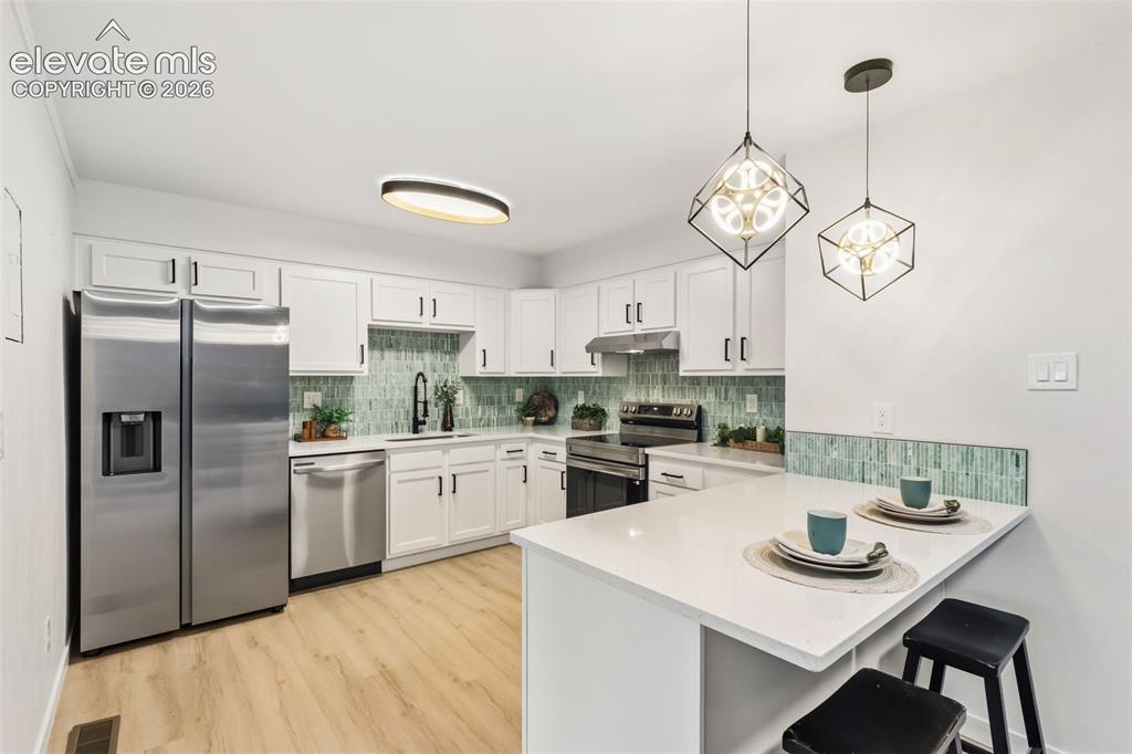Image 14 of 44: Kitchen