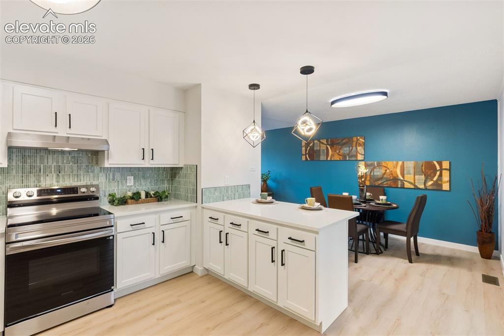 Image 15 of 44: Kitchen