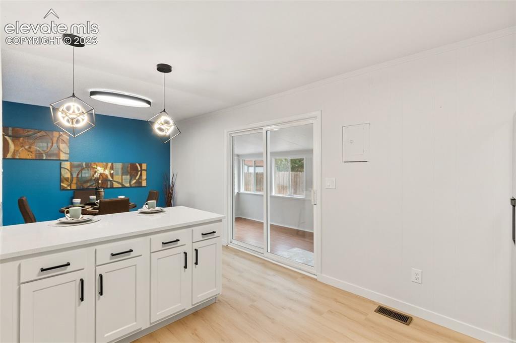 Image 16 of 44: Kitchen