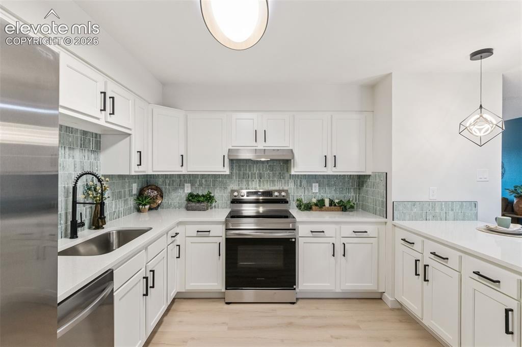 Image 17 of 44: Kitchen