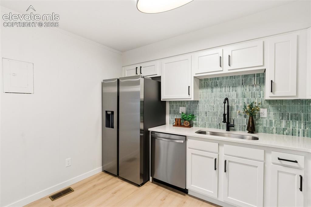 Image 19 of 44: Kitchen
