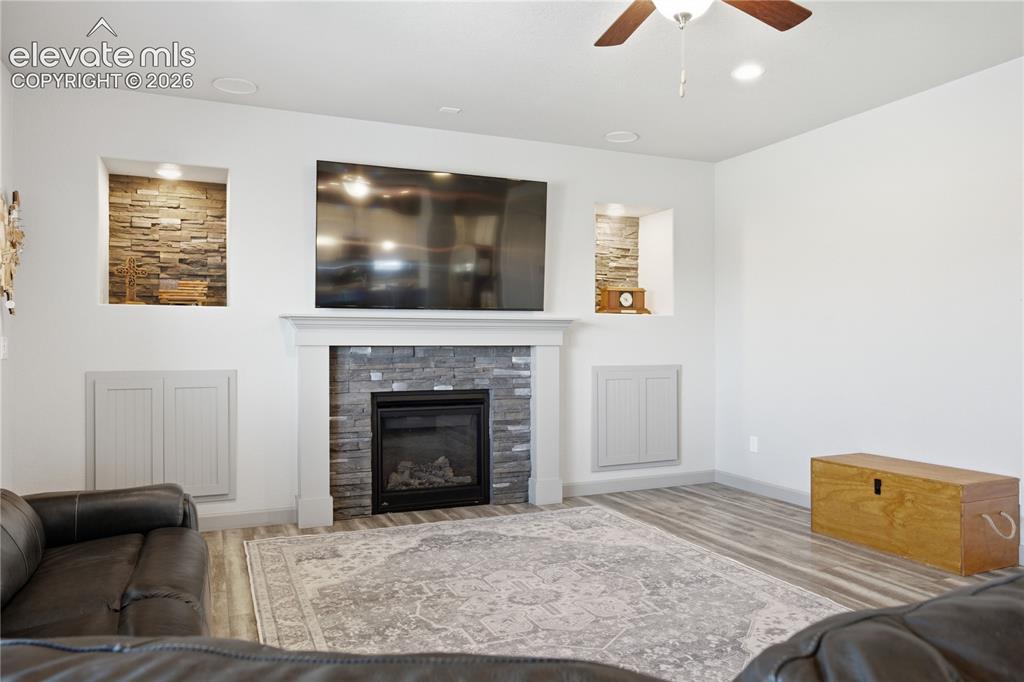 Image 14 of 40: Living Room