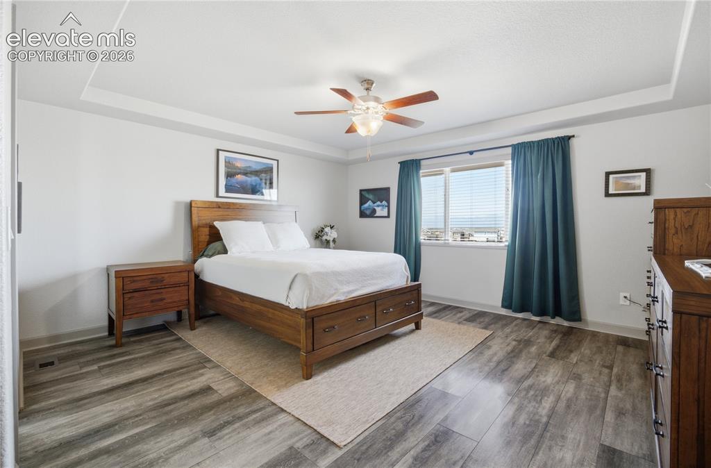 Image 16 of 40: Primary bedroom