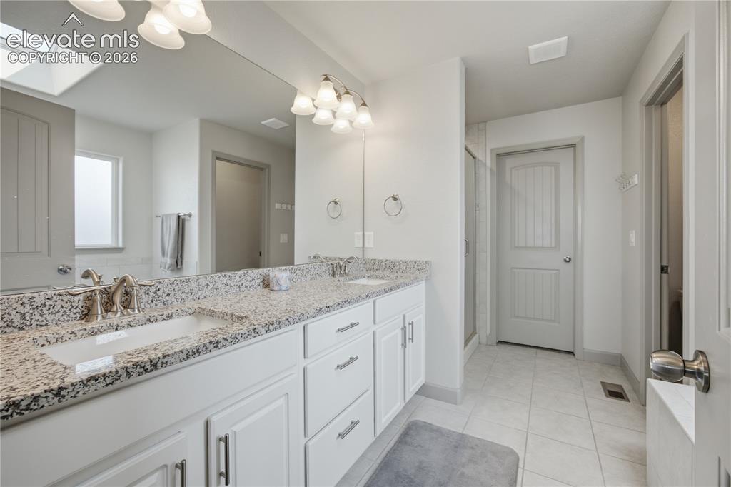 Image 17 of 40: Luxury primary bath