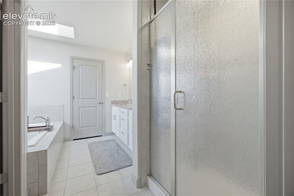 Image 19 of 40: Bathroom