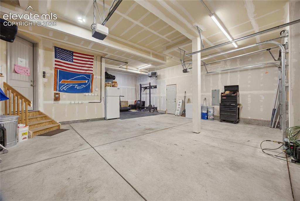 Image 35 of 40: Huge garage!