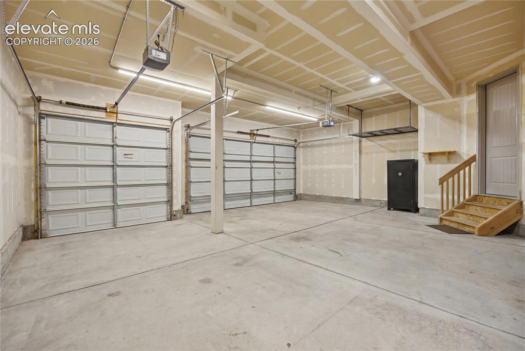 Image 36 of 40: Garage