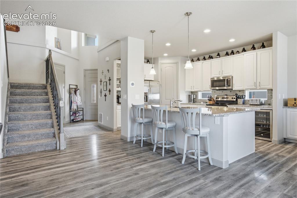 Image 6 of 40: Open floor plan