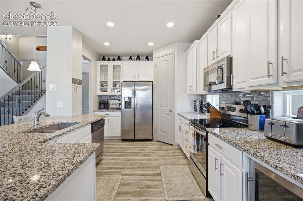 Image 8 of 40: Kitchen