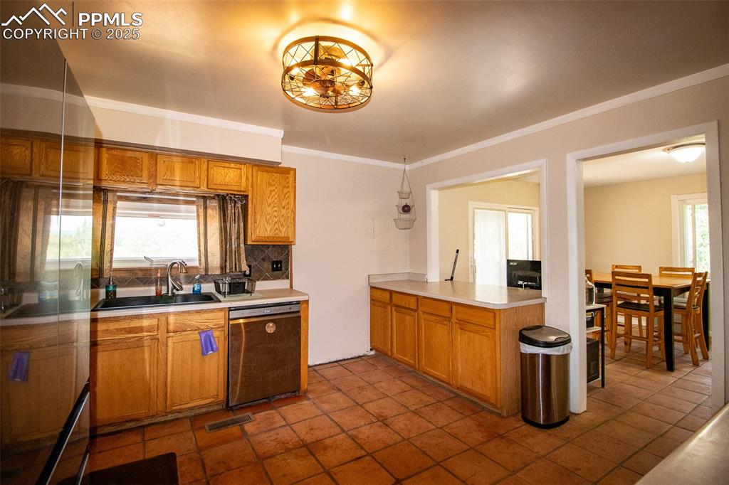 Image 11 of 29: Kitchen