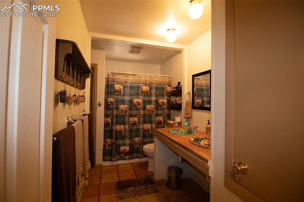 Image 19 of 29: Bathroom