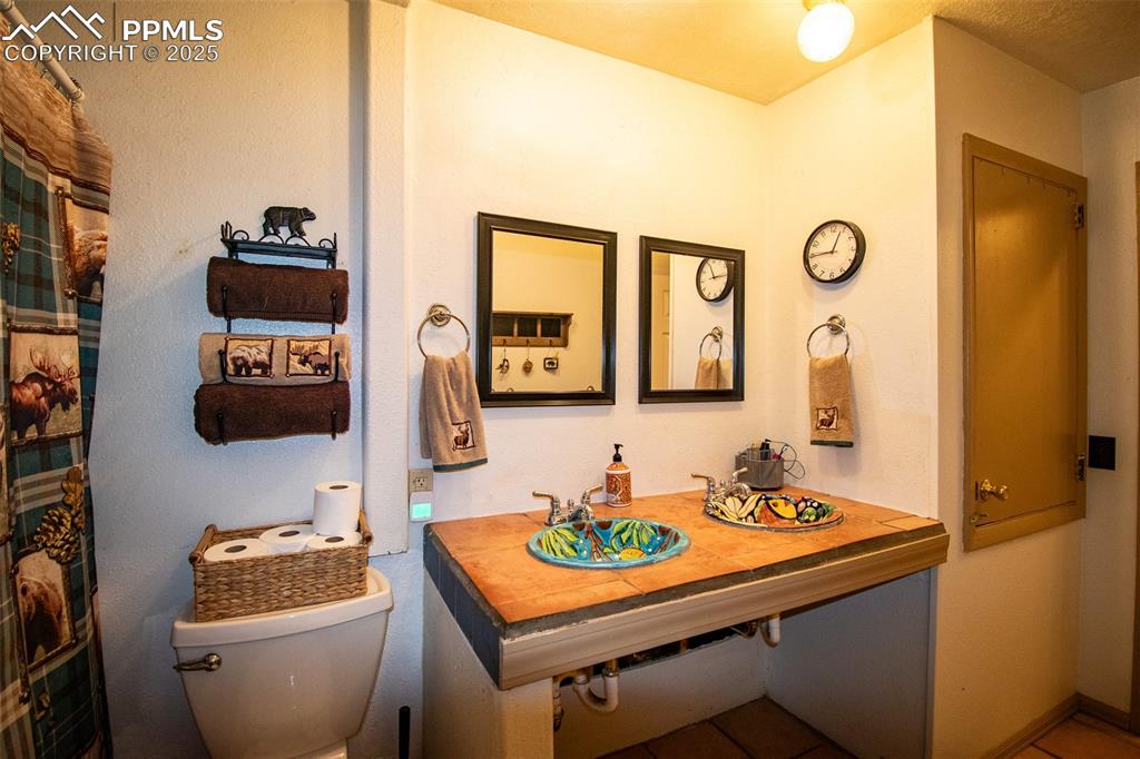 Image 20 of 29: Bathroom