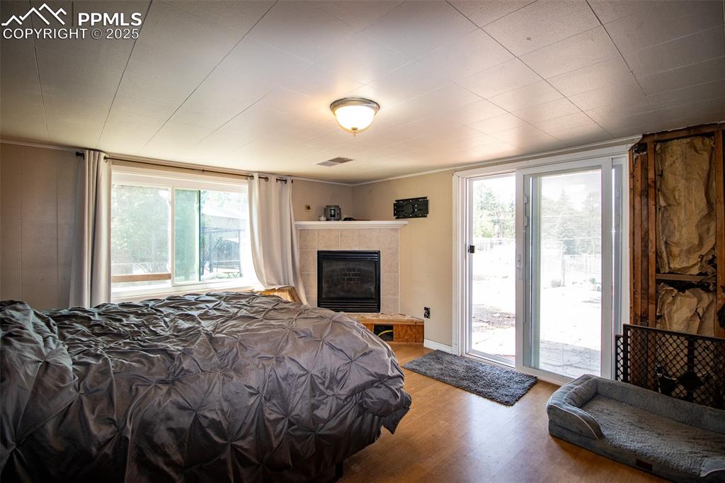 Image 21 of 29: Bedroom