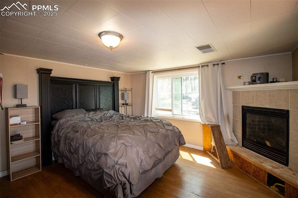 Image 22 of 29: Bedroom