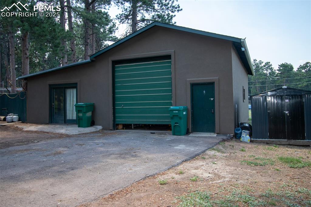 Image 26 of 29: Garage