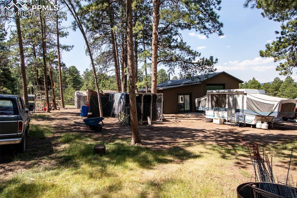 Image 27 of 29: Yard