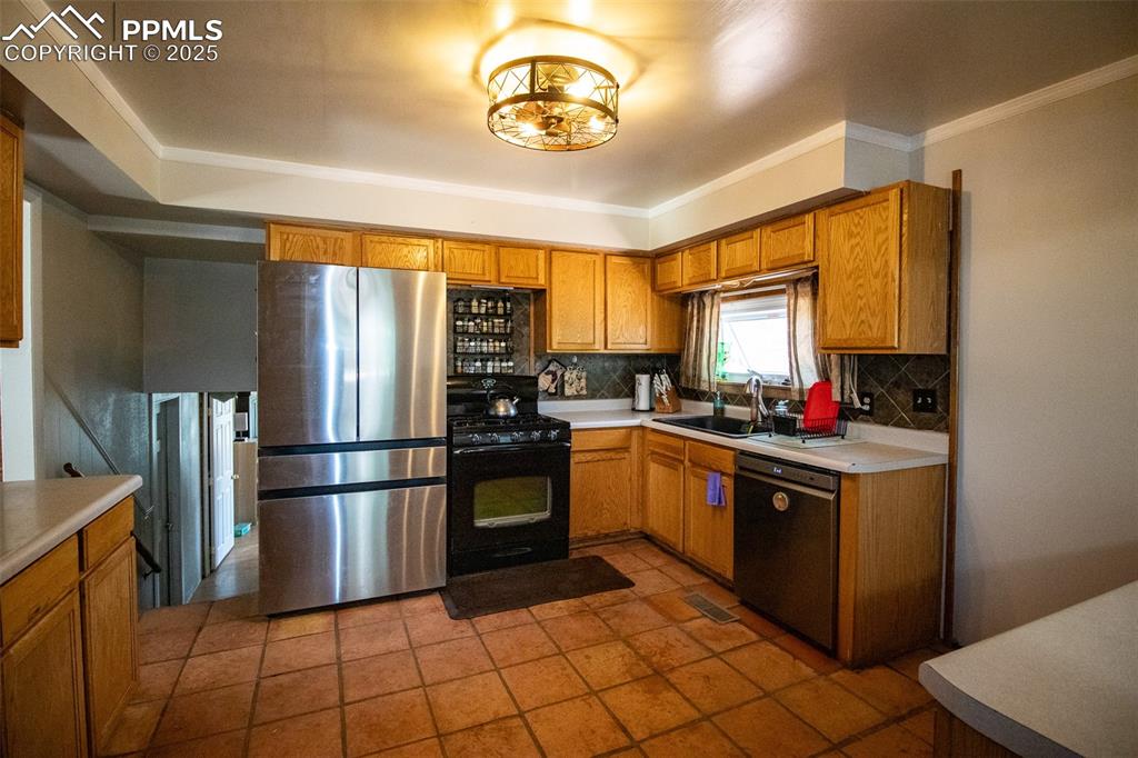 Image 9 of 29: Kitchen