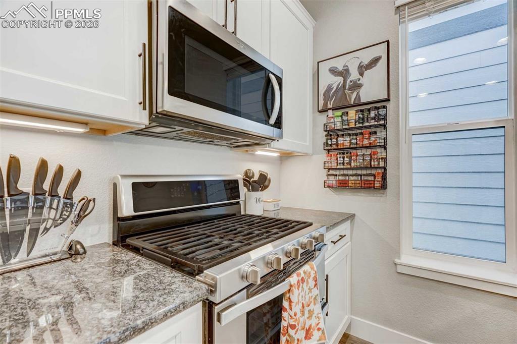 Image 11 of 36: Kitchen