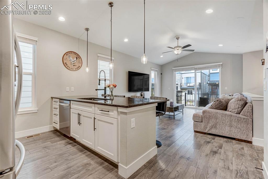 Image 15 of 36: Kitchen