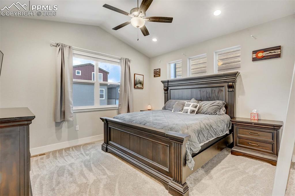 Image 17 of 36: Bedroom