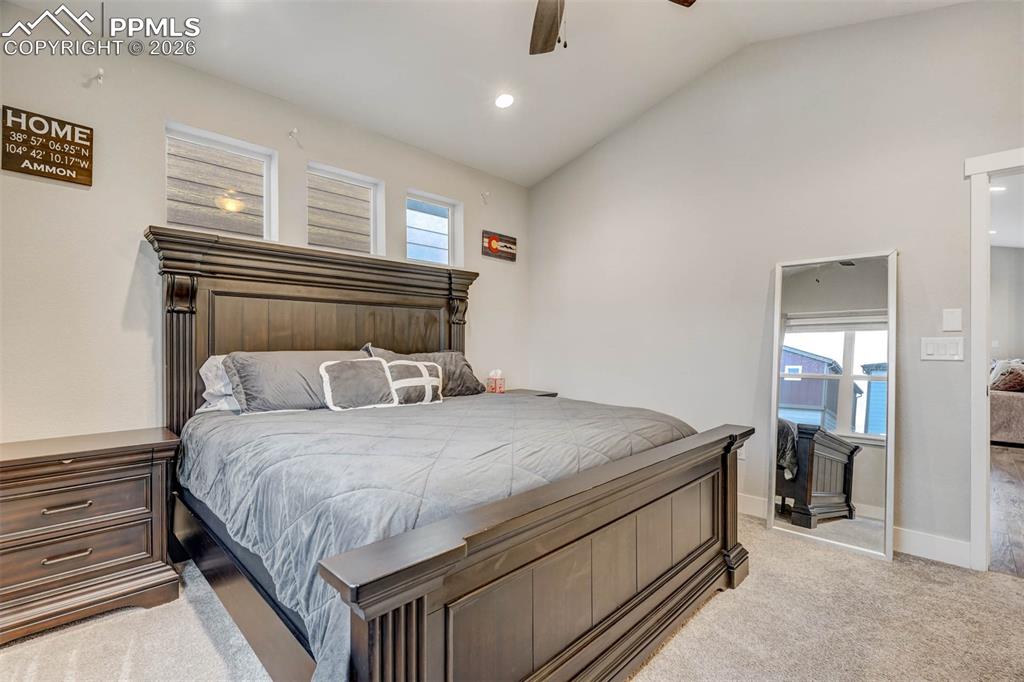 Image 19 of 36: Bedroom