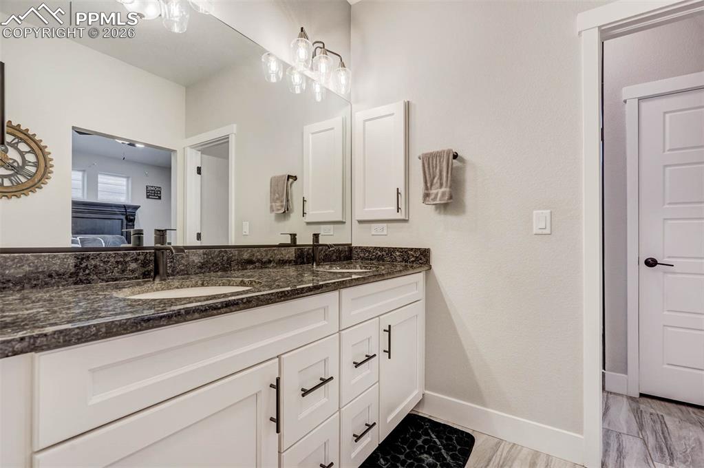 Image 21 of 36: Bathroom